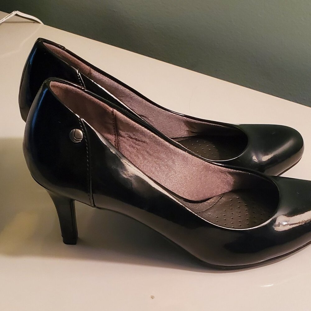 Life Stride Lively Black Patent Pump Size 8M